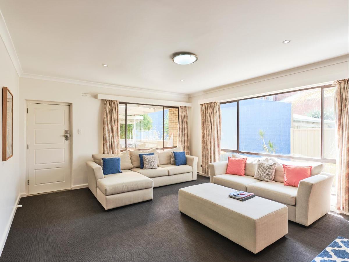 Skymirror Villa Sea Lake Exterior photo